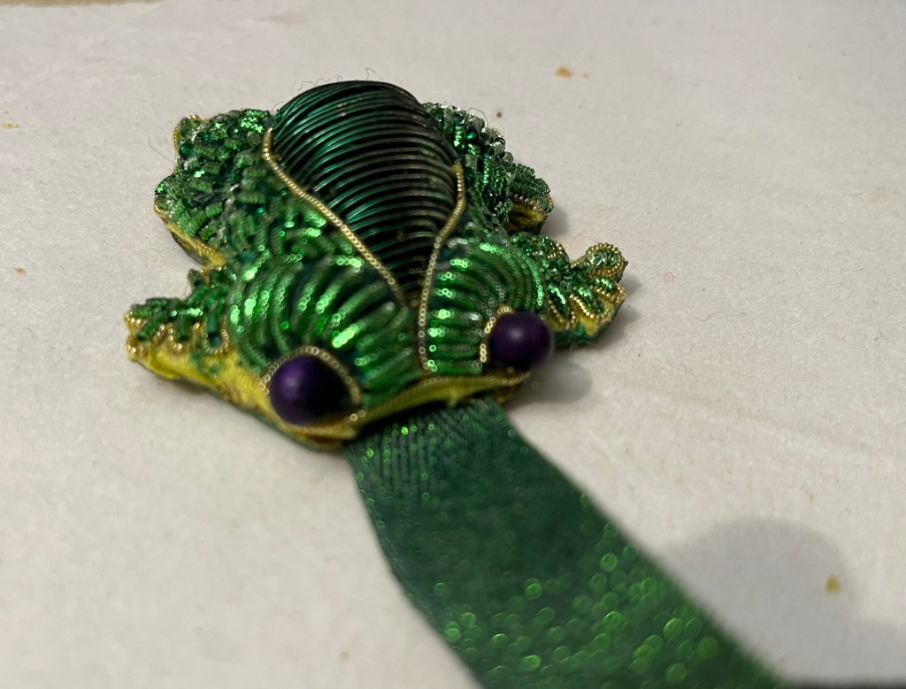 Grenouille broderie or
