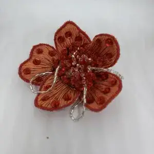 Broche Camelia rouge brodée main