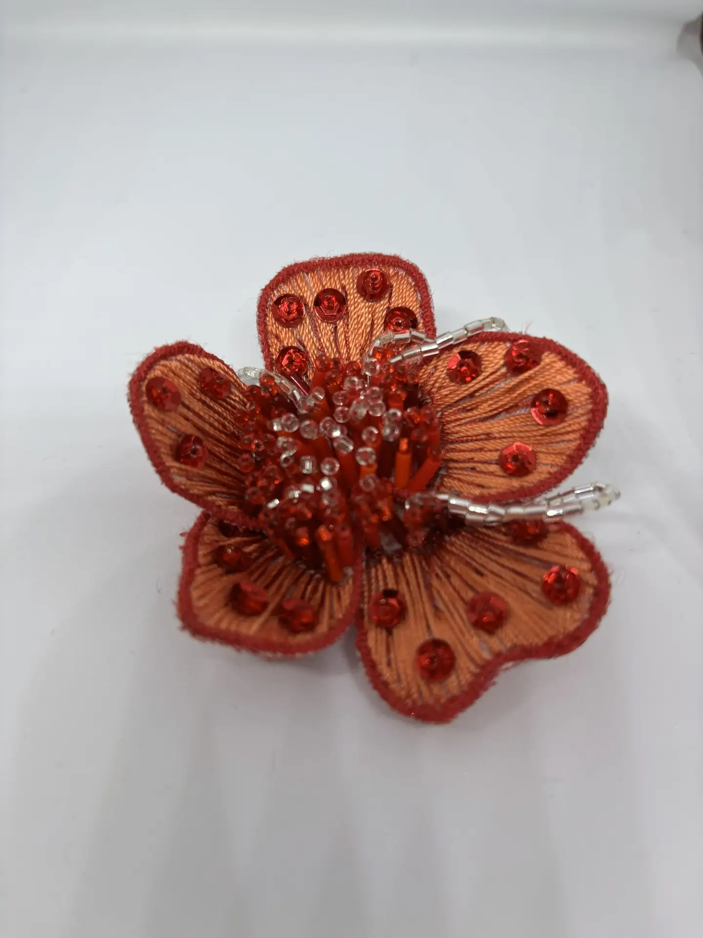 Broche Camélia Rouge brodée main
