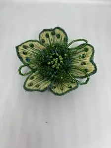 broche camélia verte brodée main