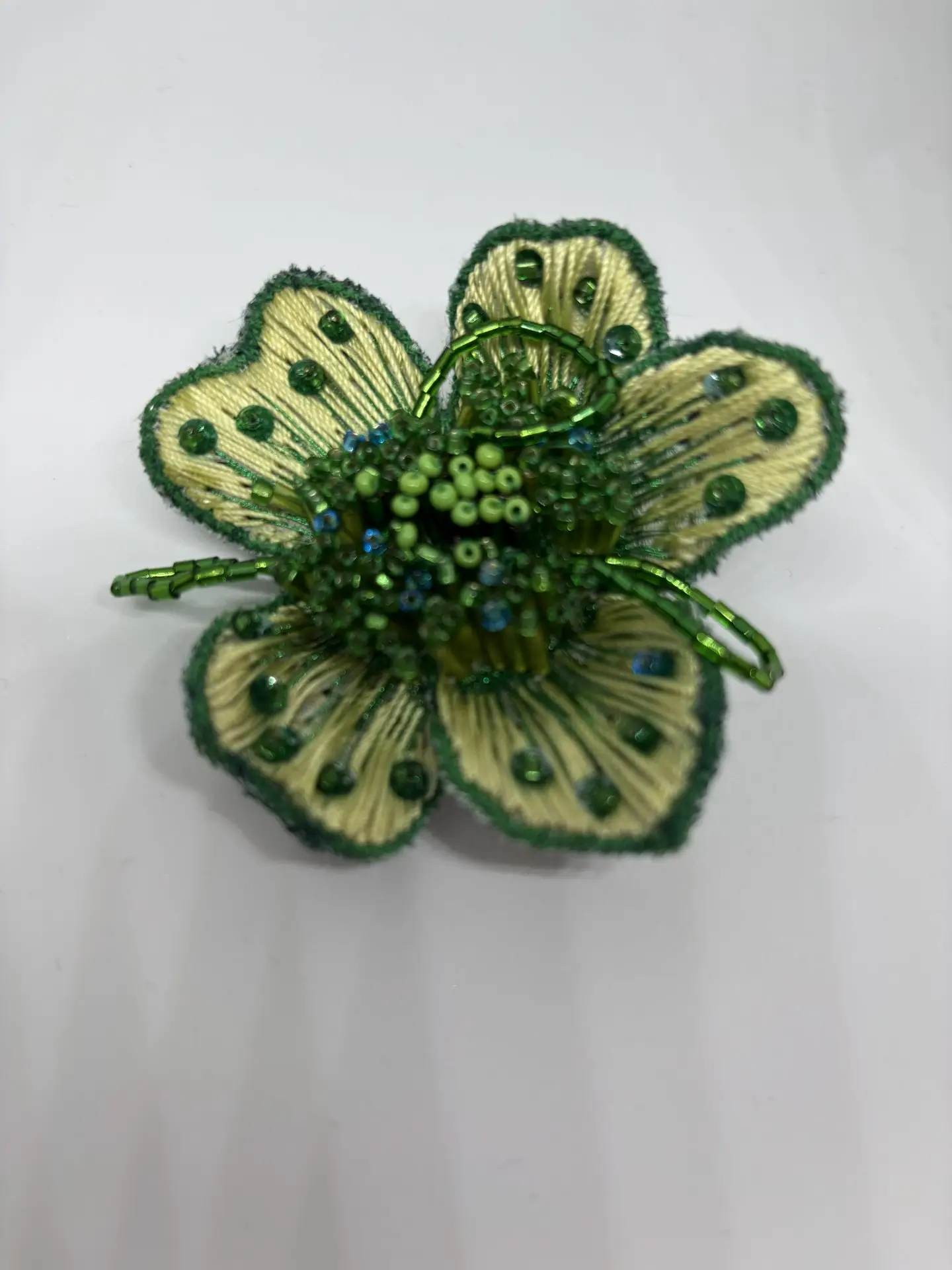 Broche Camélia Verte brodée main