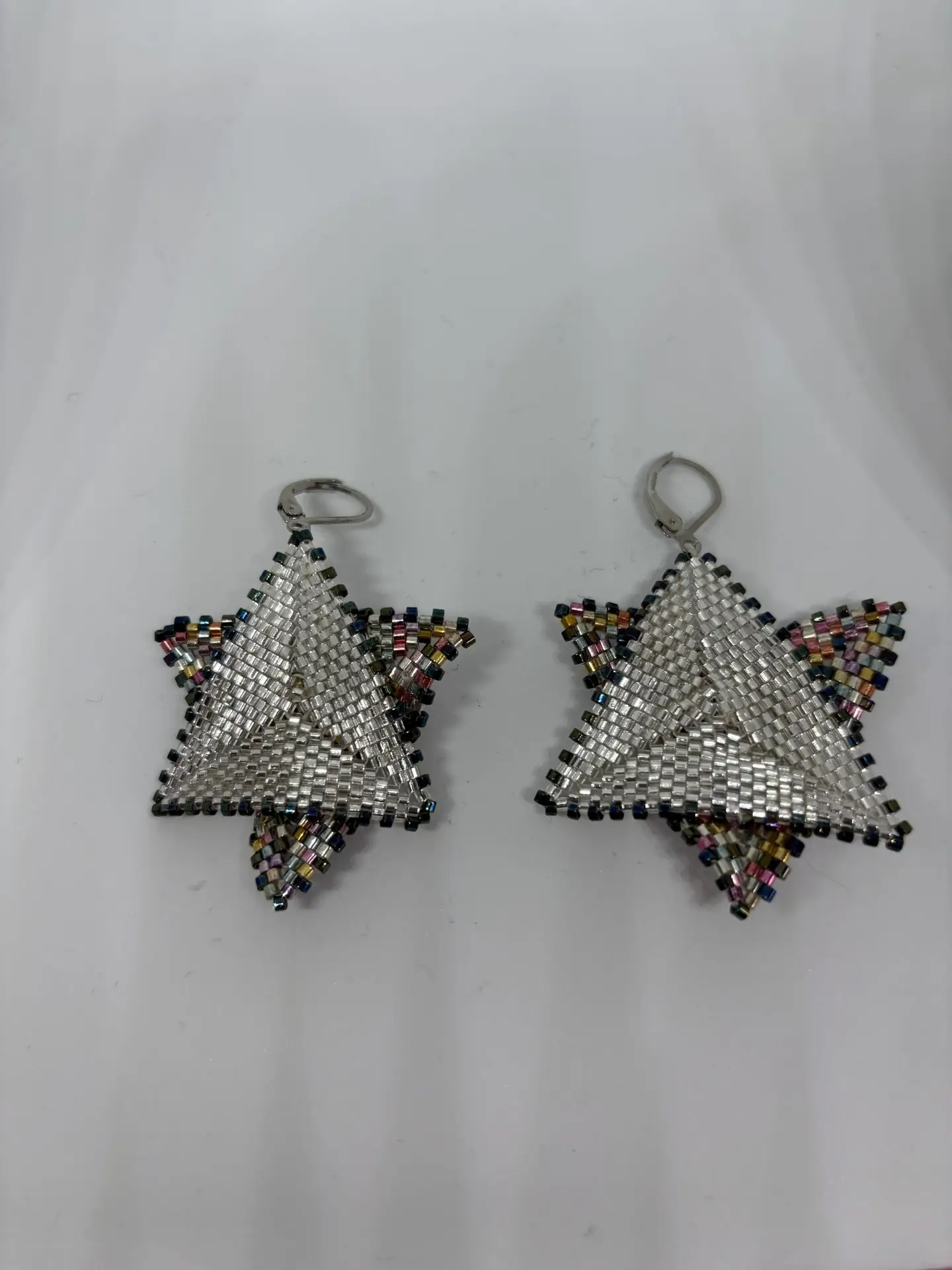 Boucles d&rsquo;oreilles – Etoile des neiges Argent- Tissage Peyote – petit modèle