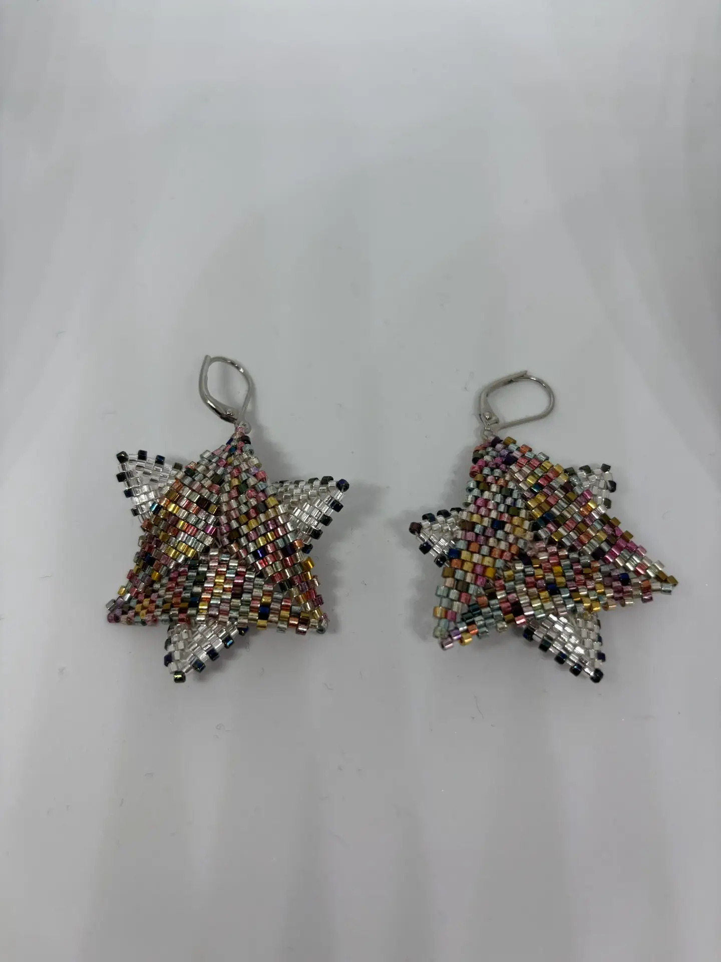 Boucles d&rsquo;oreilles – Etoile des neiges Argent/Multicolore- Tissage Peyote – petit modèle
