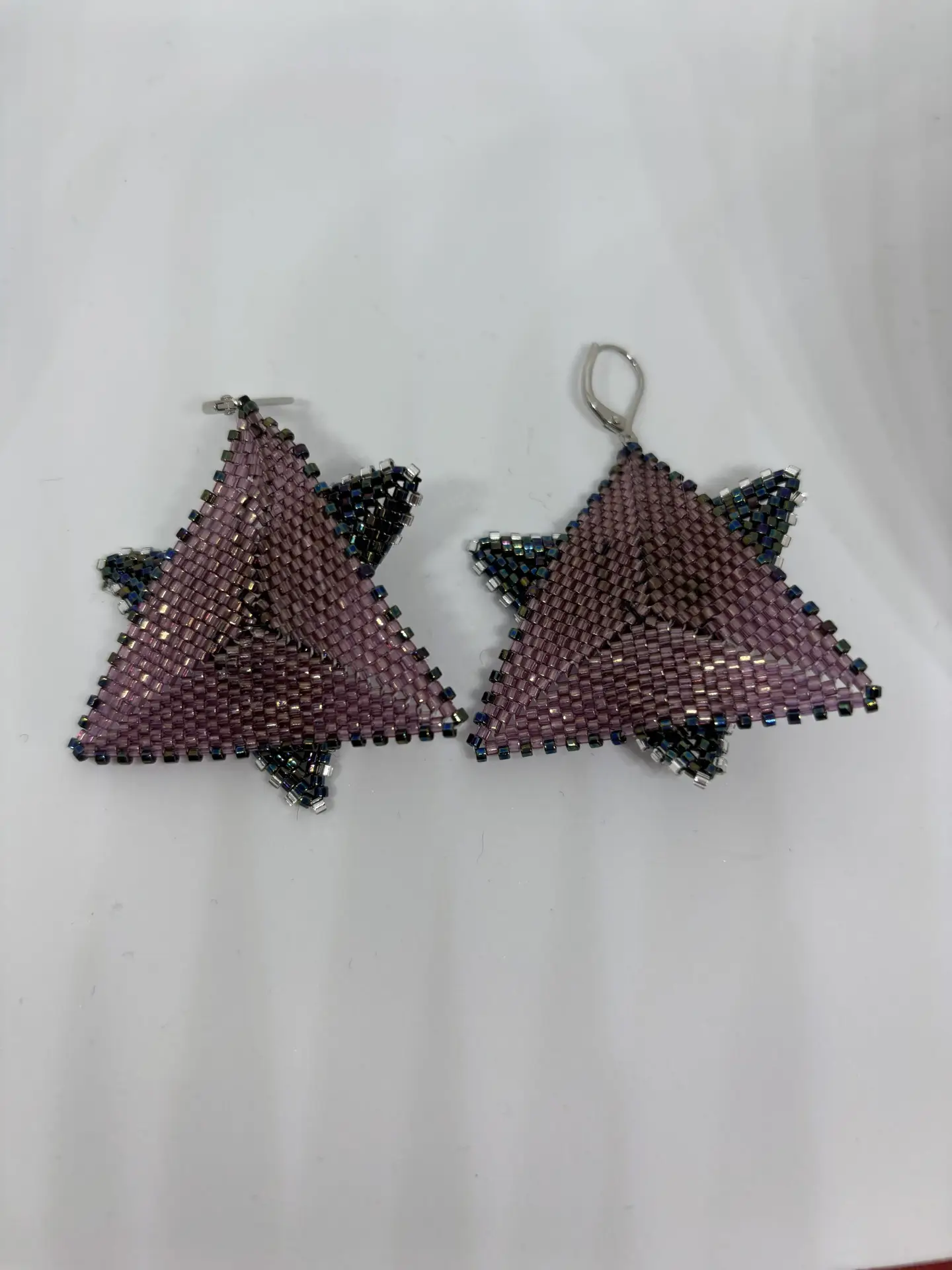 Boucles d&rsquo;oreilles – Etoile des neiges Rose- Tissage Peyote – Grand modèle