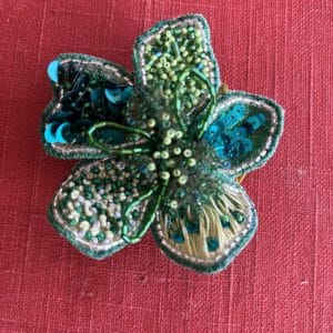 Broche brodée main - Camélia - sur mesure