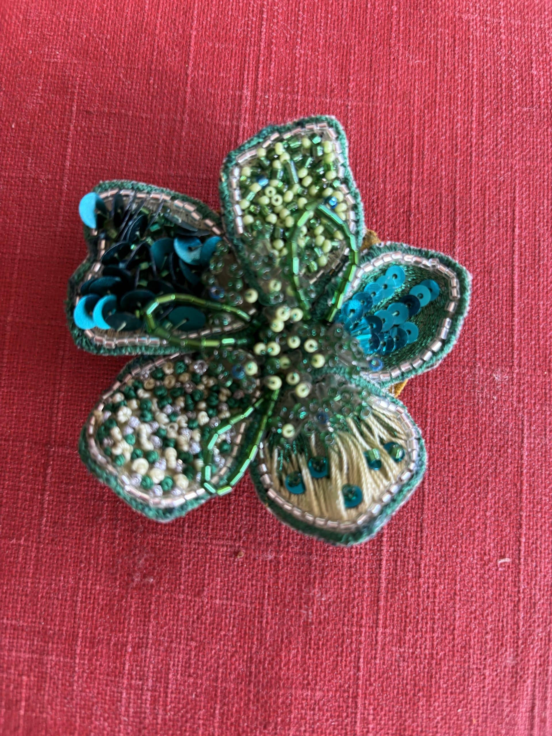 Broche brodée main - Camélia - sur mesure