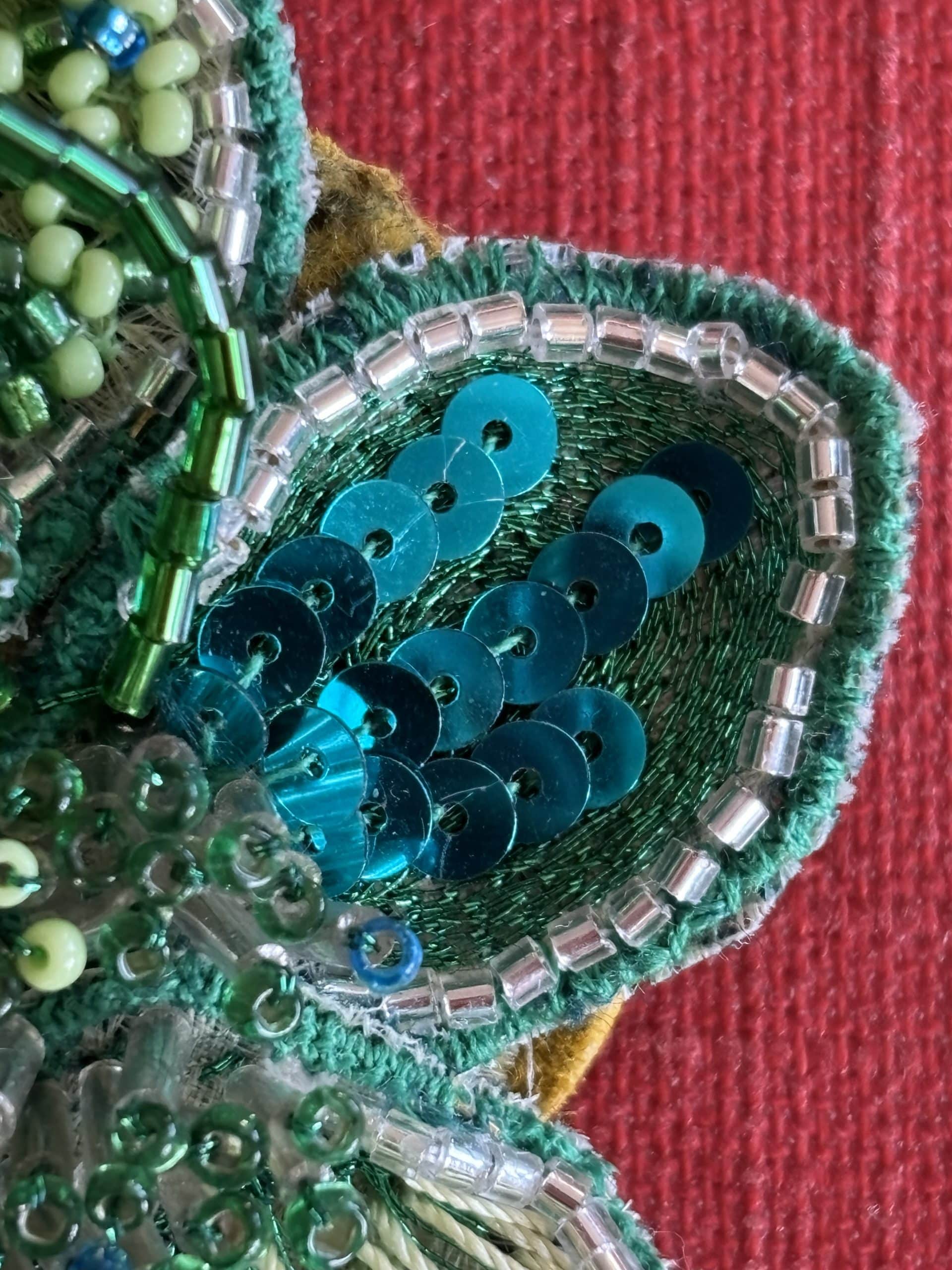 Broche brodée main – Camélia – sur mesure