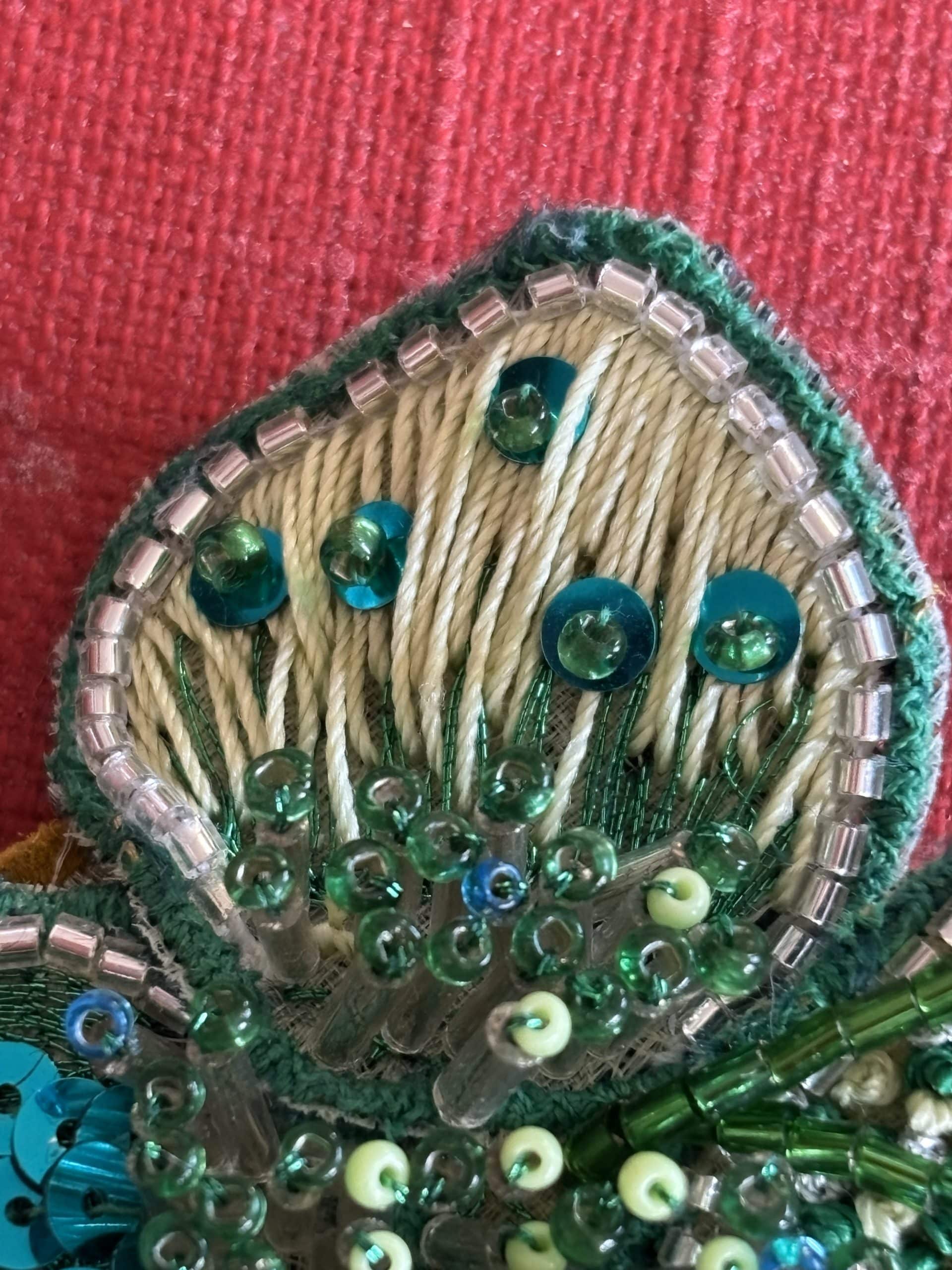Broche brodée main - Camélia - sur mesure – Image 3