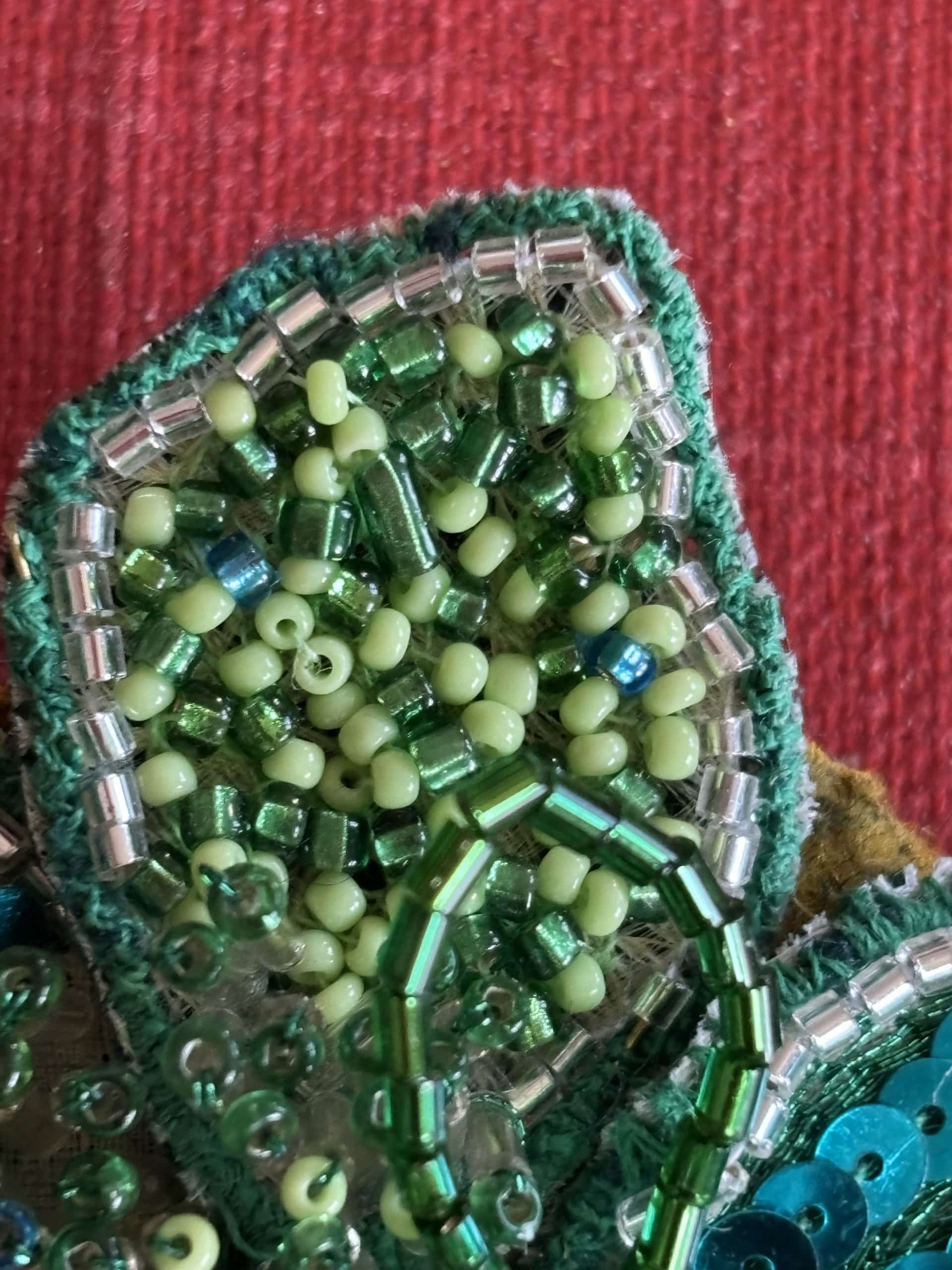 Broche brodée main - Camélia - sur mesure – Image 6